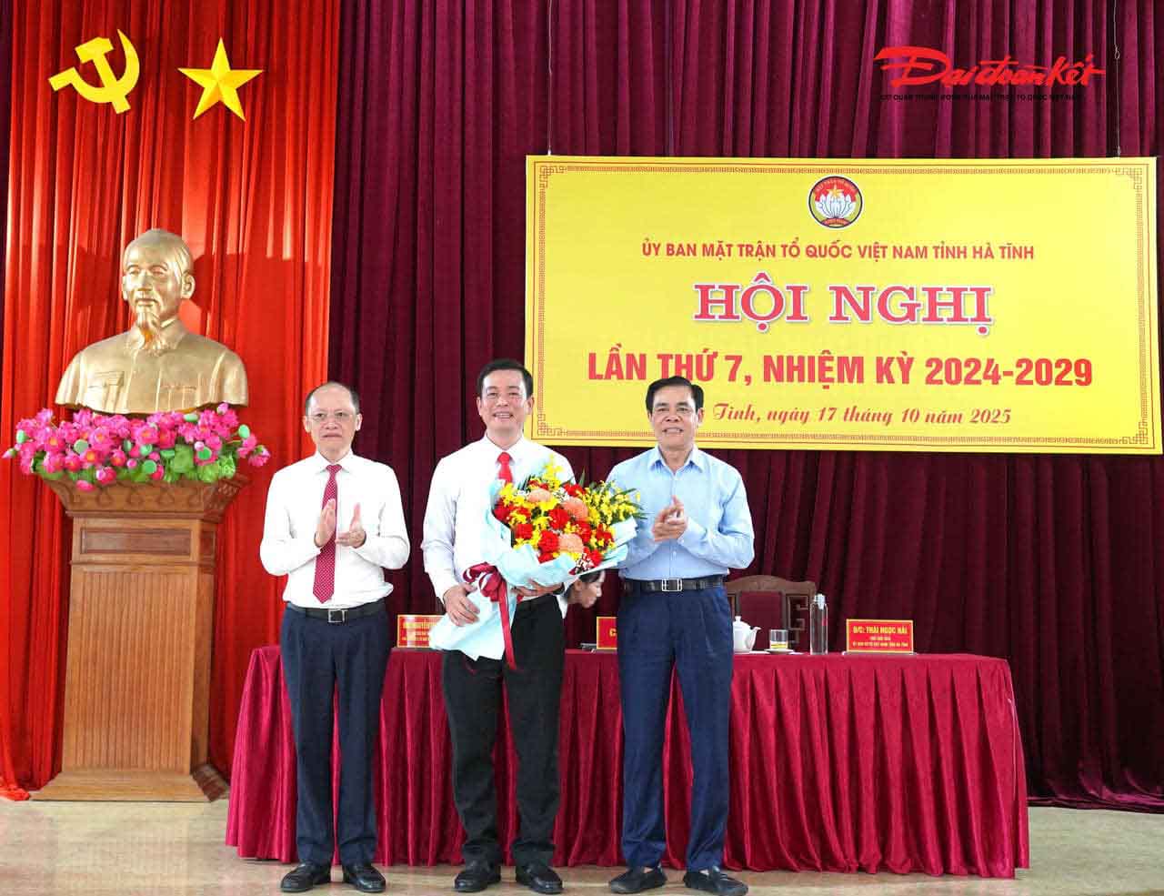 Nguyen Thanh Dong 씨는 Ha Tinh성 조국전선 위원장 직책을 맡도록 협의를 거쳐 선출되었습니다. 사진: Ha Tinh 전선.