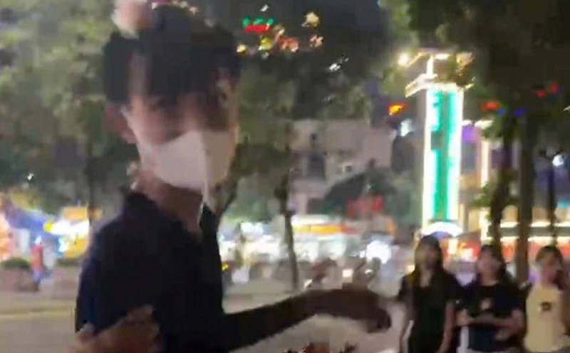 A young street vendor was accused by customers of harassing tourists at Hoan Kiem Lake (Hoan Kiem Ward, Hanoi). Photo cut from video