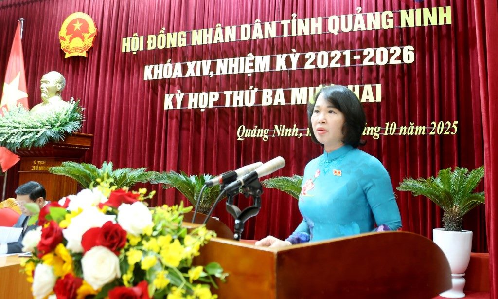 Ba Trinh Thi Minh Thanh - Pho Bi thu Thuong truc Tinh uy, Chu tich HDND tinh Quang Ninh - phat bieu khai mac Ky hop thu 32 sang 17.10. Anh: Nguyen Hung