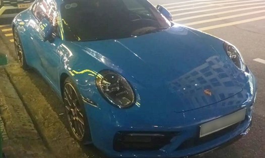 Chiếc Porsche 911 Carrera 4S màu xanh dương hiếm gặp thu hút sự chú ý khi xuất hiện trên đường phố Đà Nẵng. Ảnh: Car Spotting Vietnam