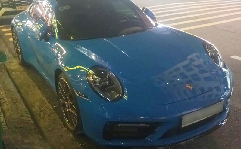 The rare blue Porsche 911 Carrera 4S attracted attention when appearing on the streets of Da Nang. Photo: Car Spotting Vietnam