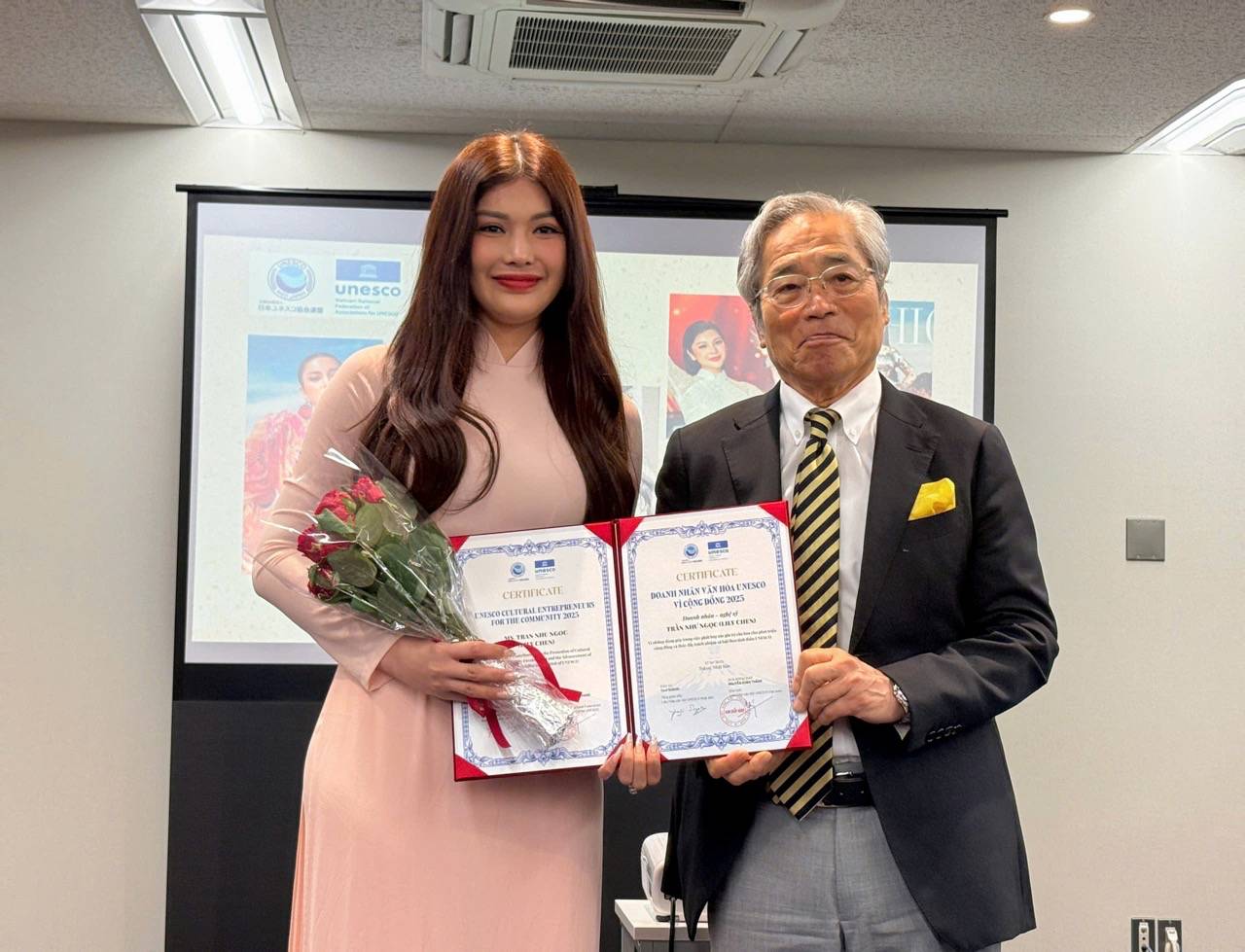 Lily Chen recibe un certificado de merito. Foto: Proporcionada por el artista.