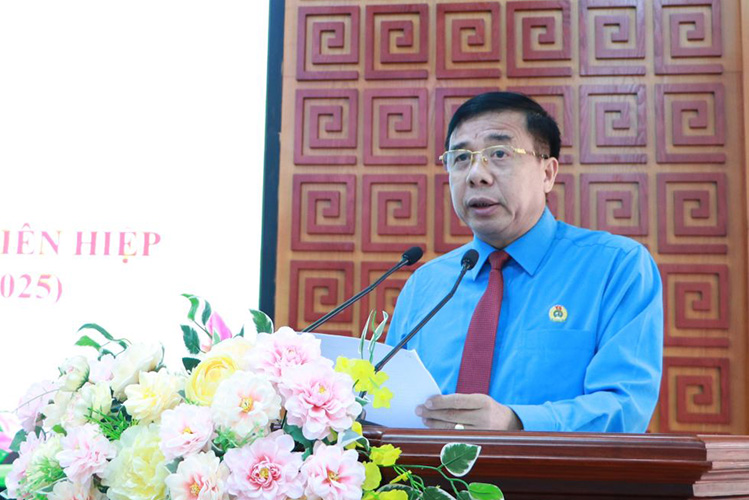 Ong Hoang Tho Trung - Pho Chu tich Uy ban MTTQ Viet Nam tinh, Chu tich Lien doan Lao dong tinh Lai Chau phat bieu tai buoi gap mat. Anh: UBND tinh Lai Chau