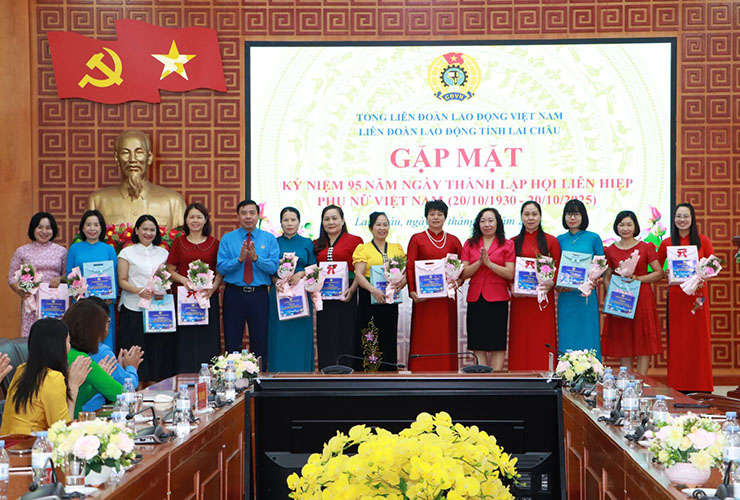 Hoang Tho Trung 성 노동총연맹 위원장과 Ngo Thi Bich Hanh 성 여성연맹 위원장이 대표들에게 선물을 증정하고 있습니다. 사진: 라이쩌우성 인민위원회