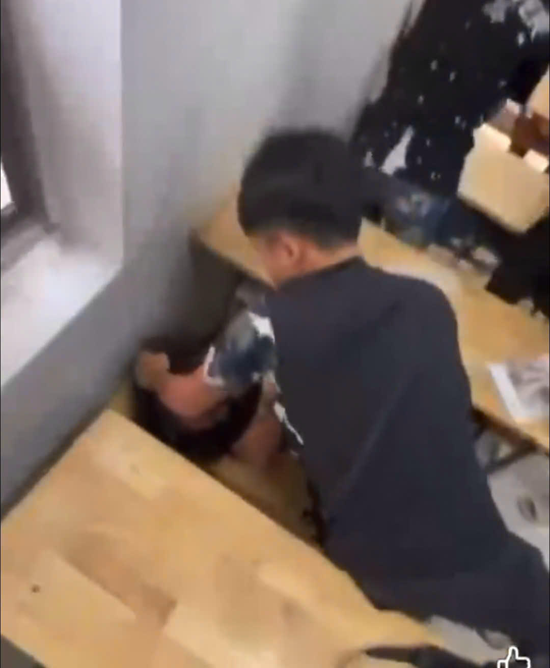 The female student was assaulted by a male friend in class. Photo: Cut from clip