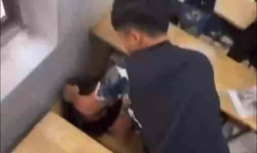Nữ sinh bị bạn nam hành hung ngay trong lớp học. Ảnh: Cắt từ clip