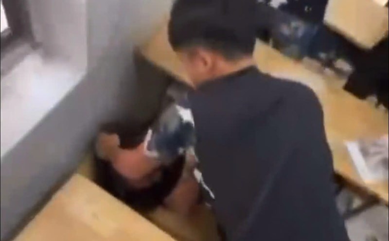 The female student was assaulted by a male friend in class. Photo: Cut from clip