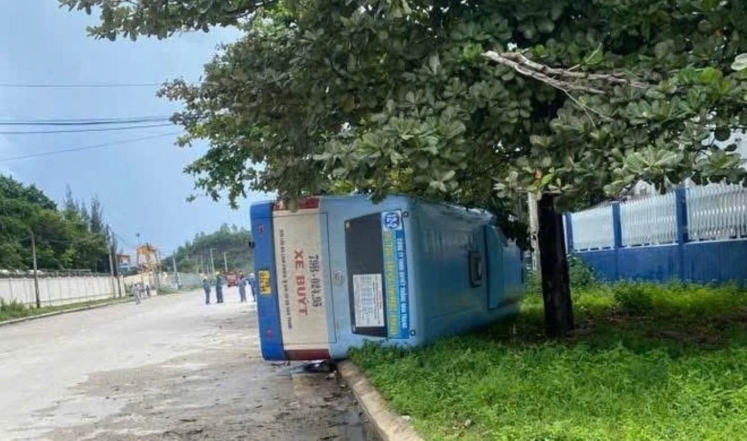 A bus in Khanh Hoa overturned while traveling on the road. Photo: Khanh Hoa