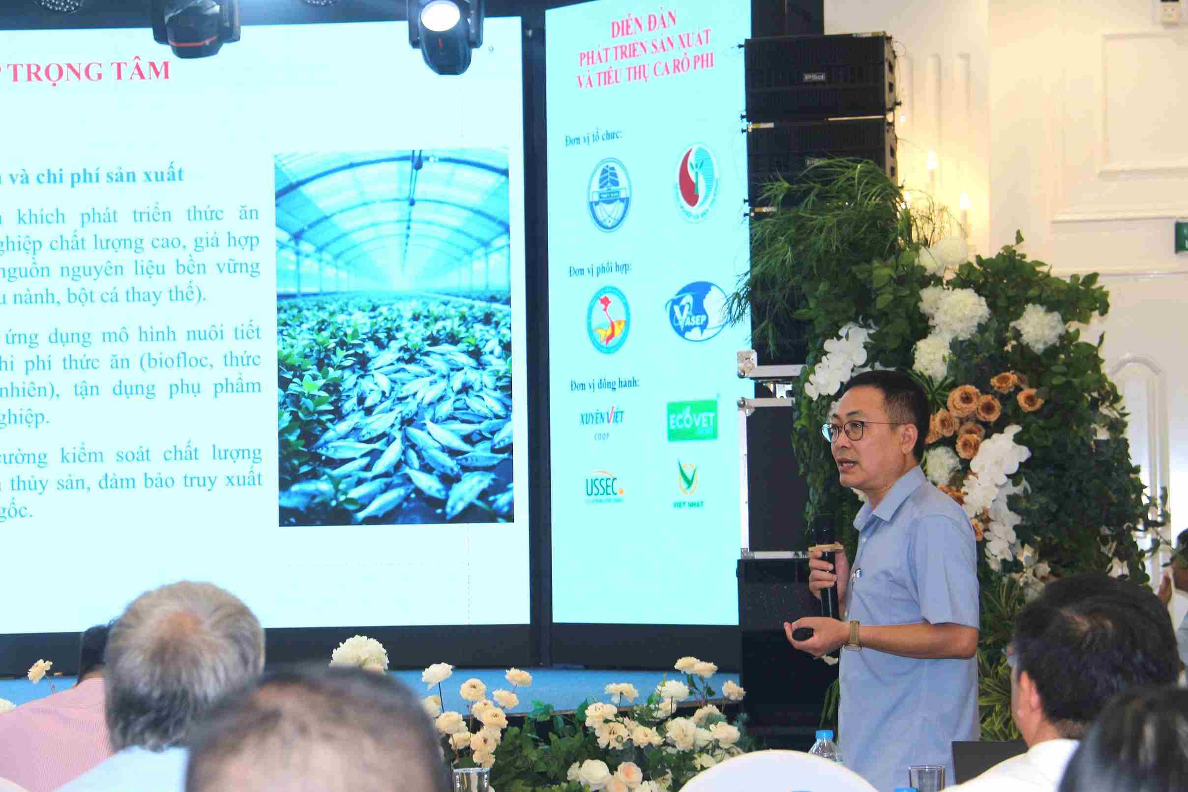 Ong Ngo The Anh - Truong phong Nuoi trong Thuy san, Cuc Thuy san va Kiem ngu trinh bay tai dien dan. Anh: BTC.