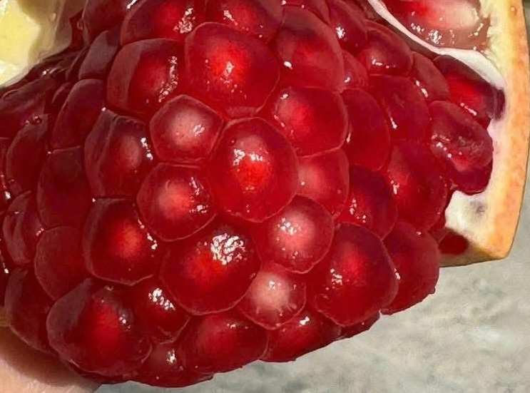 Pomegranate is one of the red fruits that effectively supplement collagen. Photo: Kieu Vu