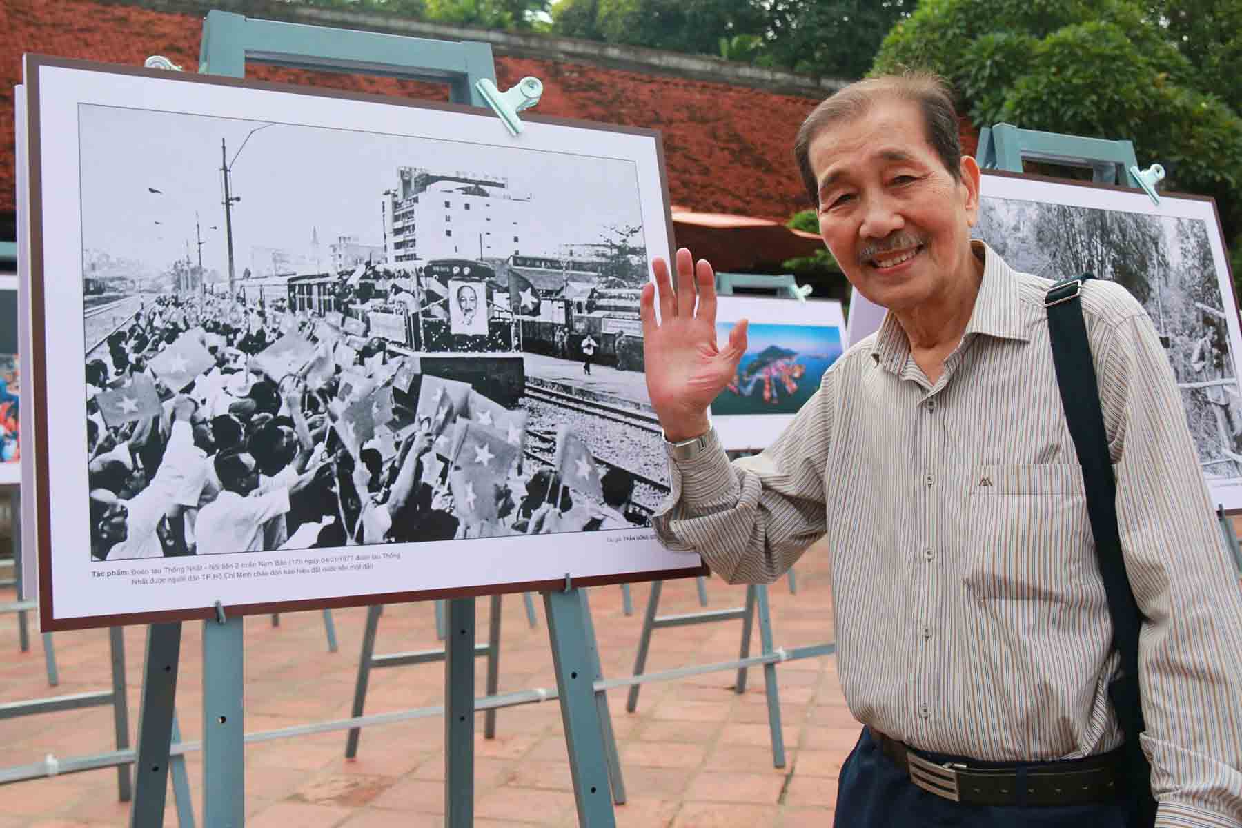 NSNA Tran Uong Son cung tac pham “Doan tau Thong Nhat - Noi lien hai mien Nam Bac”. Anh: Tuong Vy