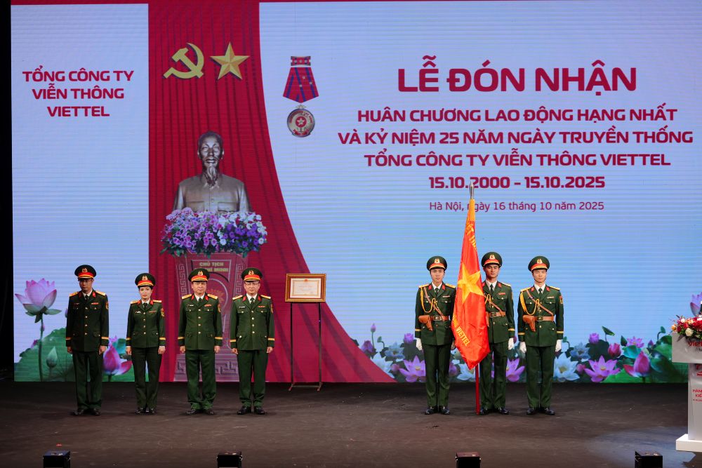 Huan chuong Lao dong hang Nhat la phan thuong cao quy ghi nhan 25 nam no luc cua Viettel Telecom. Anh: Viettel