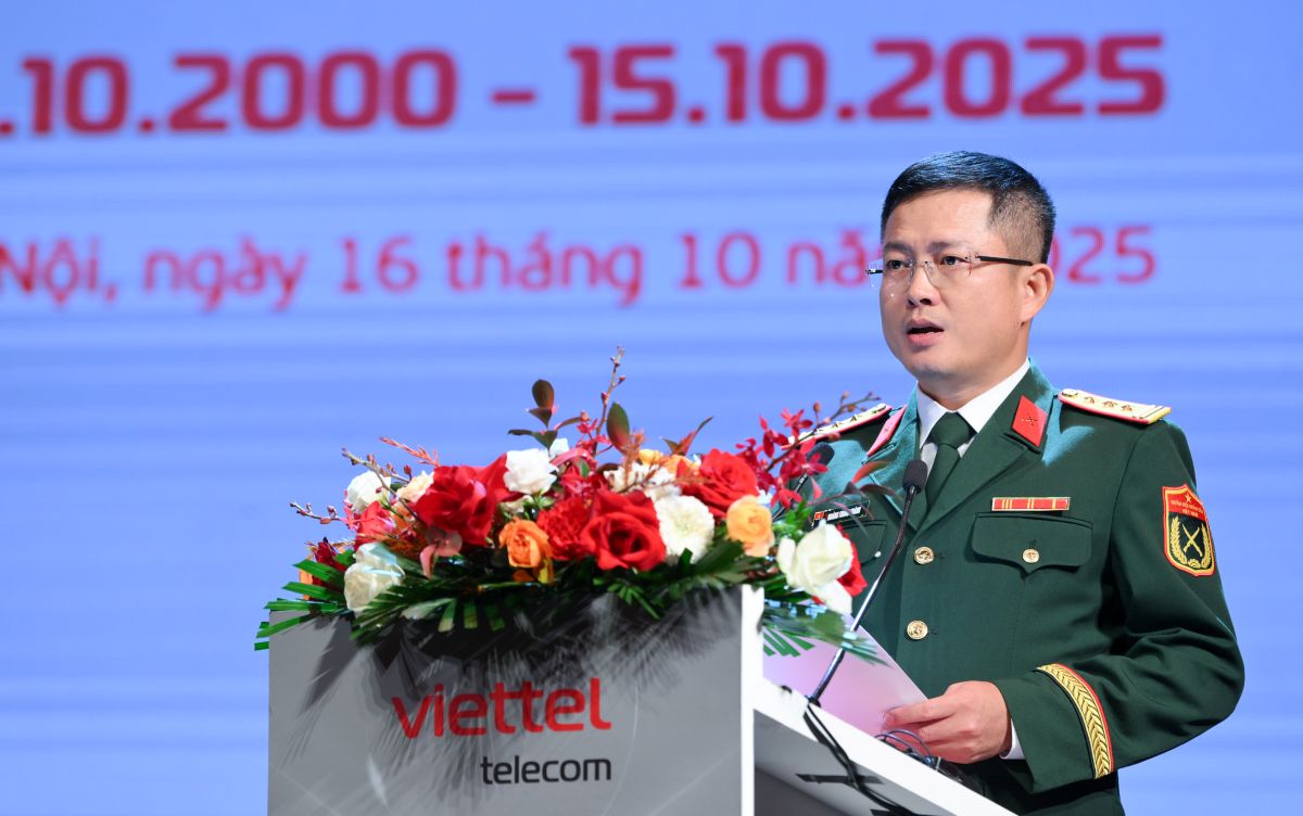 Thuong ta Hoang Trung Thanh, Tong giam doc Viettel Telecom phat bieu tai buoi le. Anh Viettel