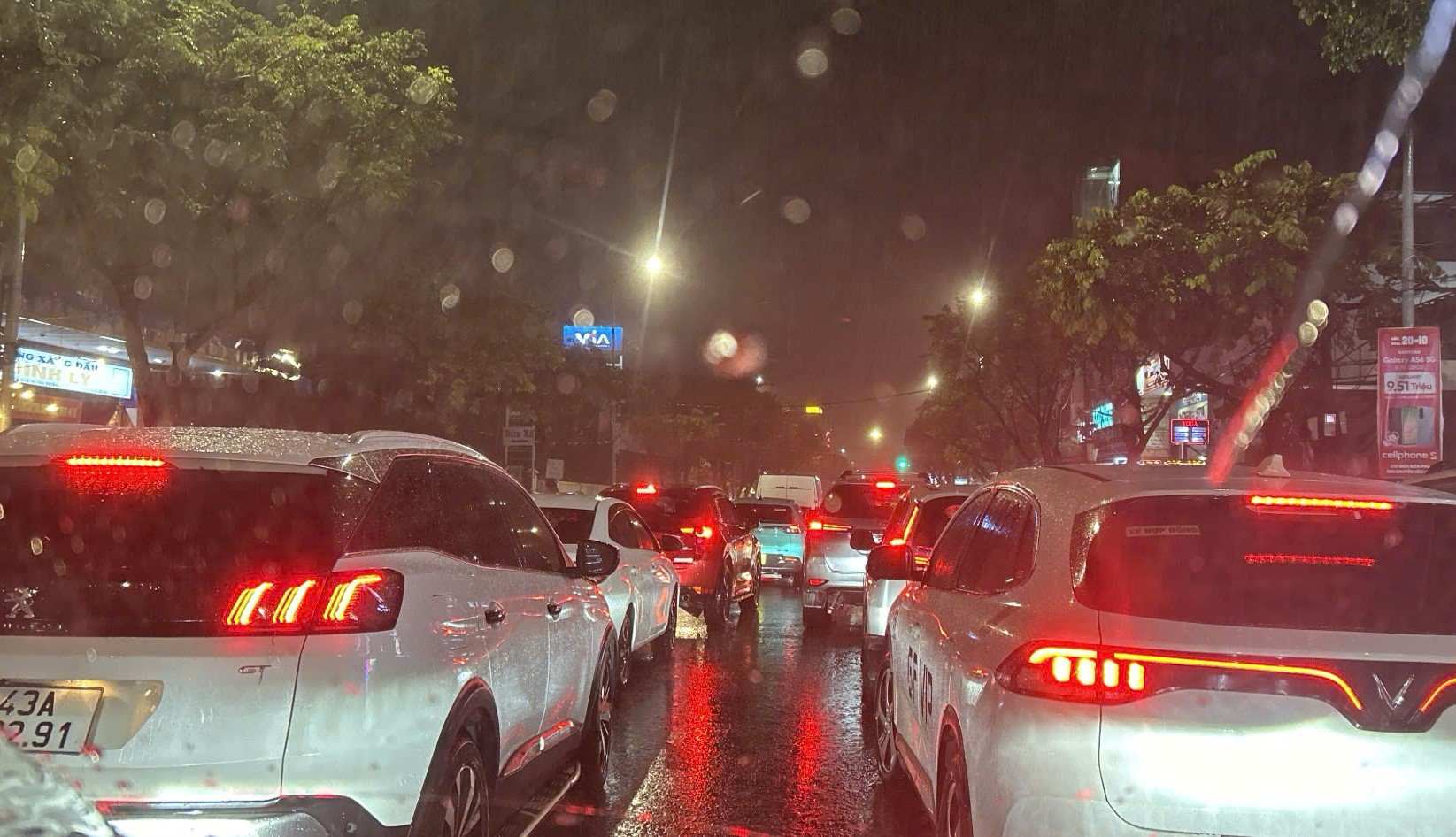 10月16日夕方のダナンでの大雨は、局地的な浸水、交通渋滞と混乱を引き起こしました。写真:ホー・タン