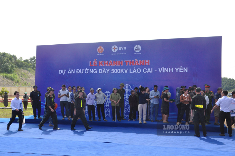 Dong dao nguoi dan den tham du le khanh thanh duong day 500kV Lao Cai - Vinh Yen. Anh: Dinh Dai