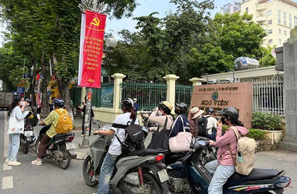 Nhiều sinh viên ngoại trú lựa chọn đi học cách nhà đến hàng chục km vì nhiều lý do khác nhau: muốn ở gần gia đình, tiết kiệm chi phí thuê trọ... Ảnh: Phương Anh
