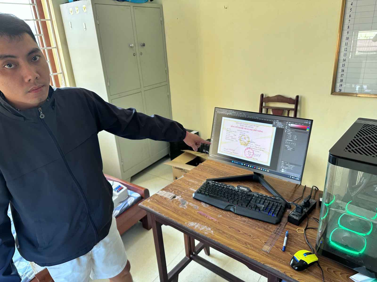 Đối tượng Bùi Đình Nghĩa cùng tang vật. Ảnh: Công an tỉnh Hưng Yên