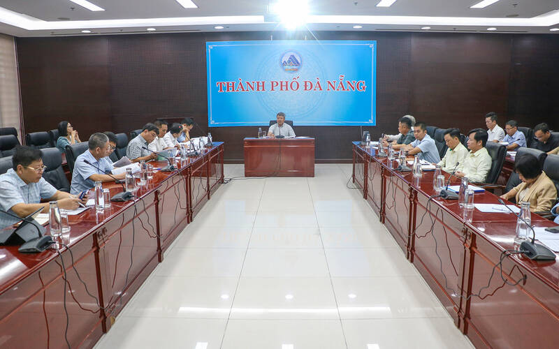 On October 17, Vice Chairman of the Da Nang People's Committee Ho Quang Buu chaired a working session to listen to a report on the Plan to organize the Da Nang International Ngoc Linh and Pharmaceutical ginseng Festival. Photo: Da Nang City People's Committee