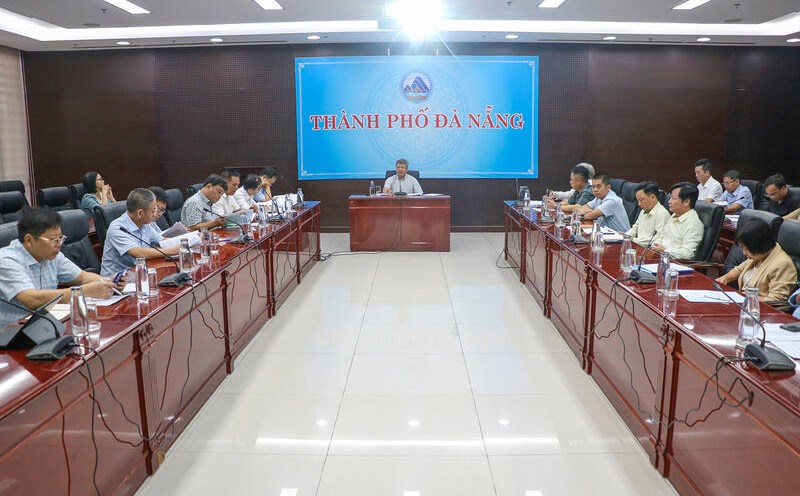 El 17 de octubre el Vicepresidente del Comite Popular de la ciudad de Da Nang Ho Quang Buu presidio una reunion de trabajo para escuchar el informe sobre el Plan de organizacion del Festival Internacional de Sam Ngoc Linh y Medicina Tradicional de Da Nang. Foto: Comite Popular de la ciudad de Da Nang