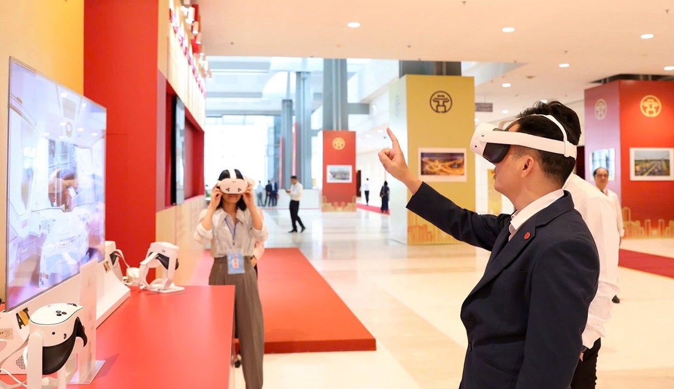 Experience digital transformation at the 18th Hanoi City Party Congress. Photo: Viet Thanh