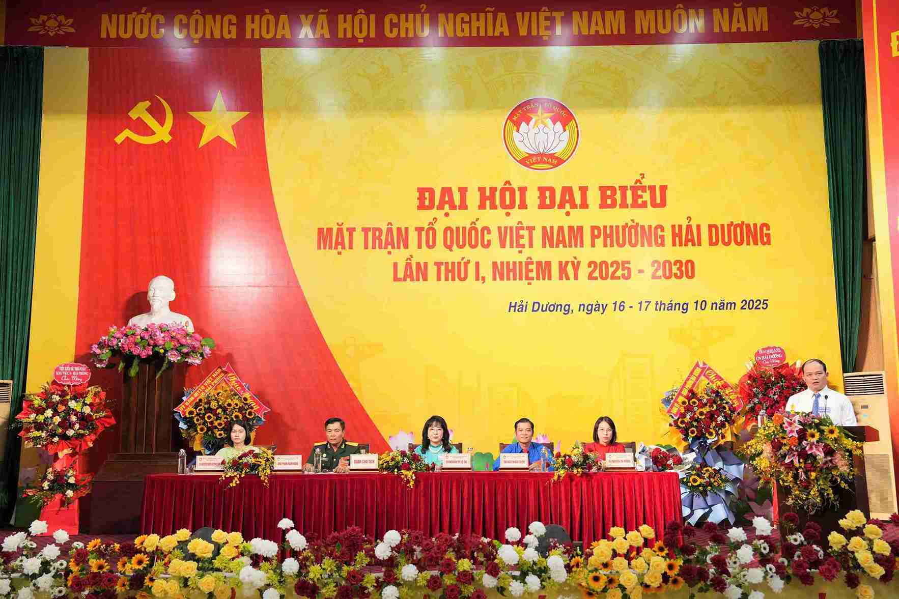 La delegacion de Presidente dirige los contenidos de trabajo del Congreso del Frente de la Patria del barrio de Hai Duong ciudad de Hai Phong. Foto: Quoc Tung