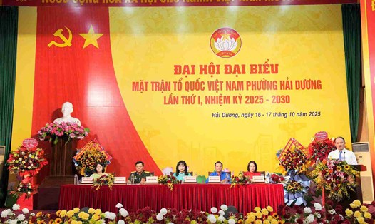 Đoàn Chủ tịch điều hành các nội dung làm việc của Đại hội MTTQ phường Hải Dương, TP Hải Phòng. Ảnh: Quốc Tùng