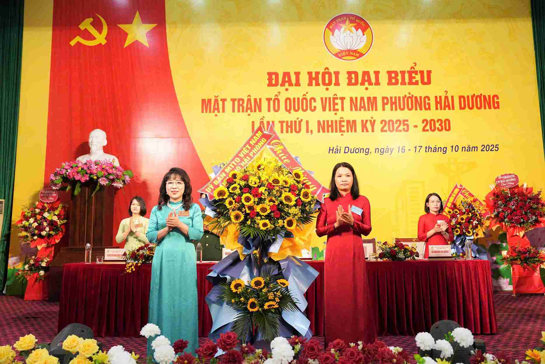 Ba Nguyen Thi Le Chi duoc tin nhiem bau giu chuc Chu tich Uy ban MTTQ Viet Nam phuong Hai Duong khoa I, nhiem ky 2025-2030. Anh: Quoc Tung