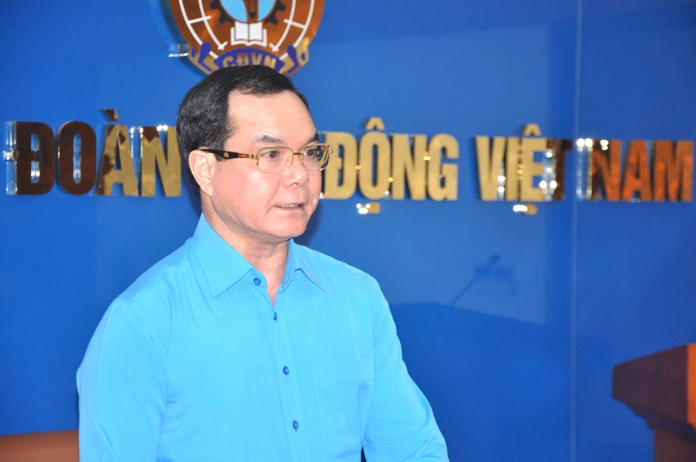 Mr. Nguyen Dinh Khang - Member of the Party Central Committee, Member of the Standing Committee of the Vietnam Fatherland Front Party Committee, Central Trade Unions, Vice Chairman of the Central Committee of the Vietnam Fatherland Front, Party Secretary, President of the Vietnam General Confederation of Labor delivered the opening speech at the conference. Photo: Bao Han