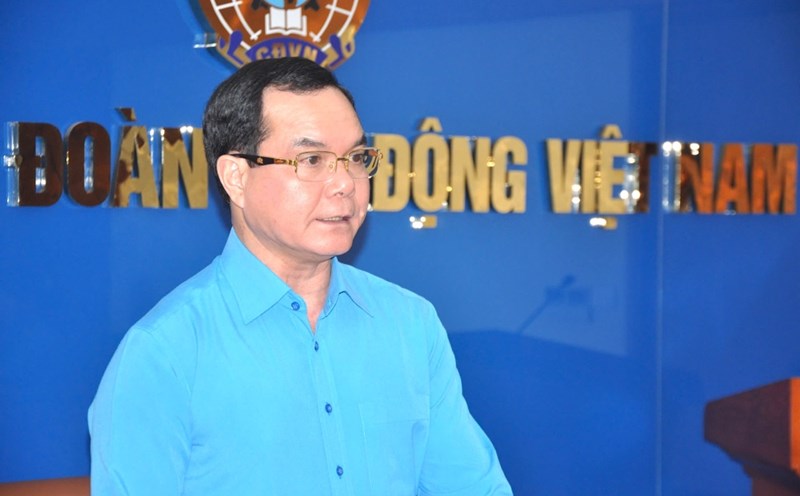 Mr. Nguyen Dinh Khang - Member of the Party Central Committee, Member of the Standing Committee of the Vietnam Fatherland Front Party Committee, Central Trade Unions, Vice Chairman of the Central Committee of the Vietnam Fatherland Front, Party Secretary, President of the Vietnam General Confederation of Labor delivered the opening speech at the conference. Photo: Bao Han