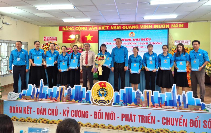 Launching the Executive Committee of the Hanh Thong Ward Trade Union for the 2025 - 2030 term. Photo: Duc Long