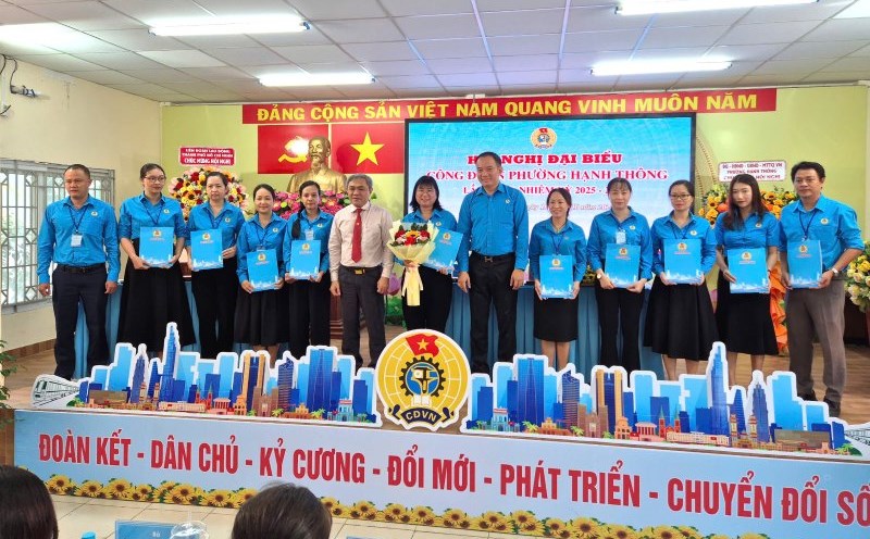 Launching the Executive Committee of the Hanh Thong Ward Trade Union for the 2025 - 2030 term. Photo: Duc Long