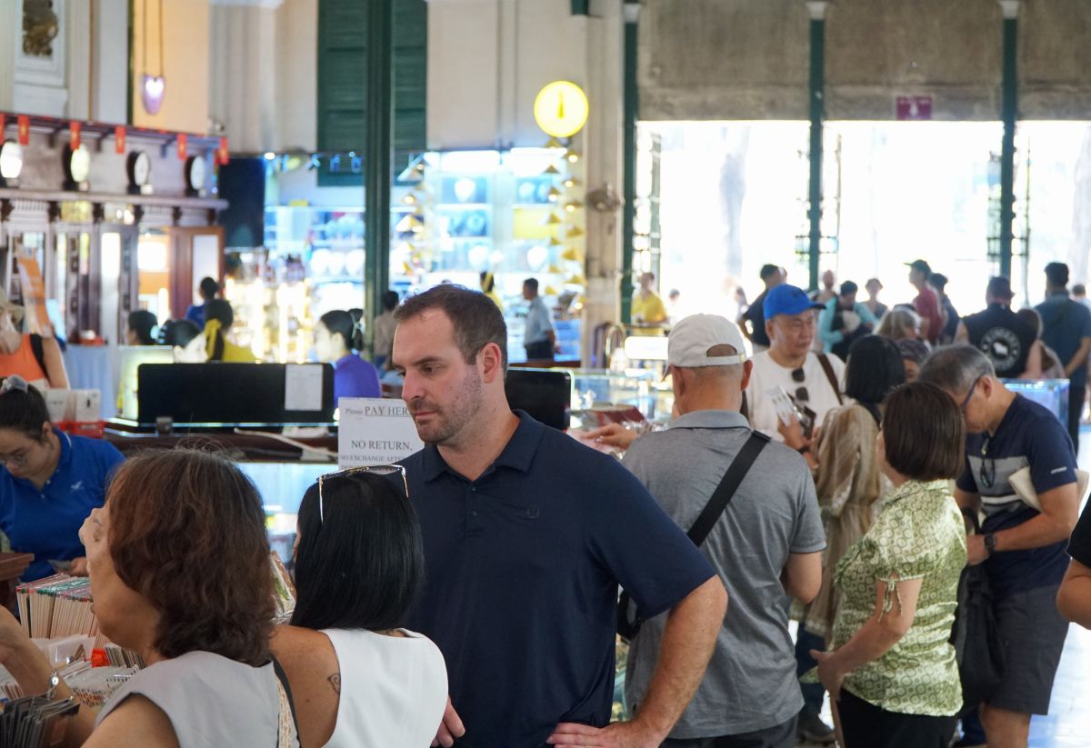 ホーチミン市郵便局の建築に感銘を受けた外国人観光客