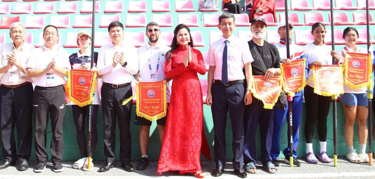 代表者らはボートレースの開会式に出席した。写真: ハイフォン文化スポーツ観光局