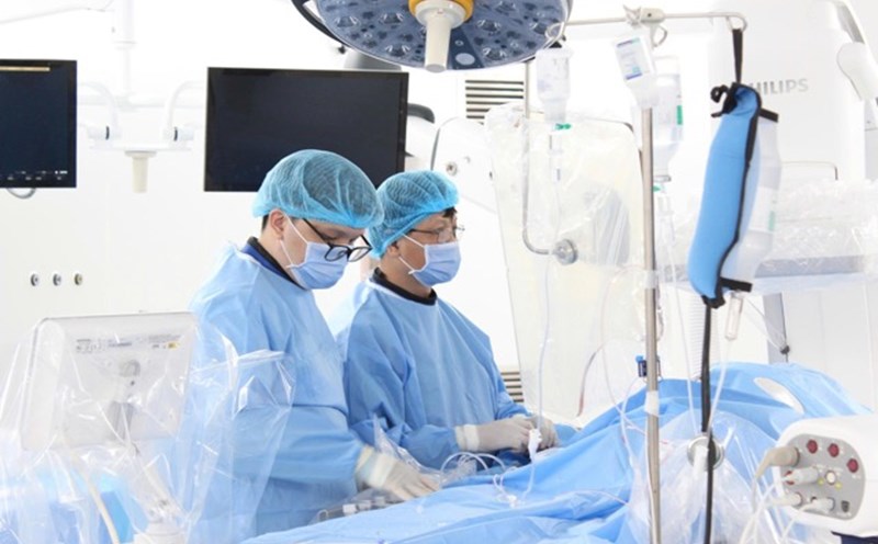 Doctors are performing coronary intervention for the patient. Photo: Ngoc Linh
