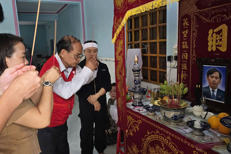 Gia dinh chi Phan Thi Thu Hien da lap ban tho huong khoi cho chong - ngu dan Nguyen Quoc Hai. Anh: Hoai Phuong