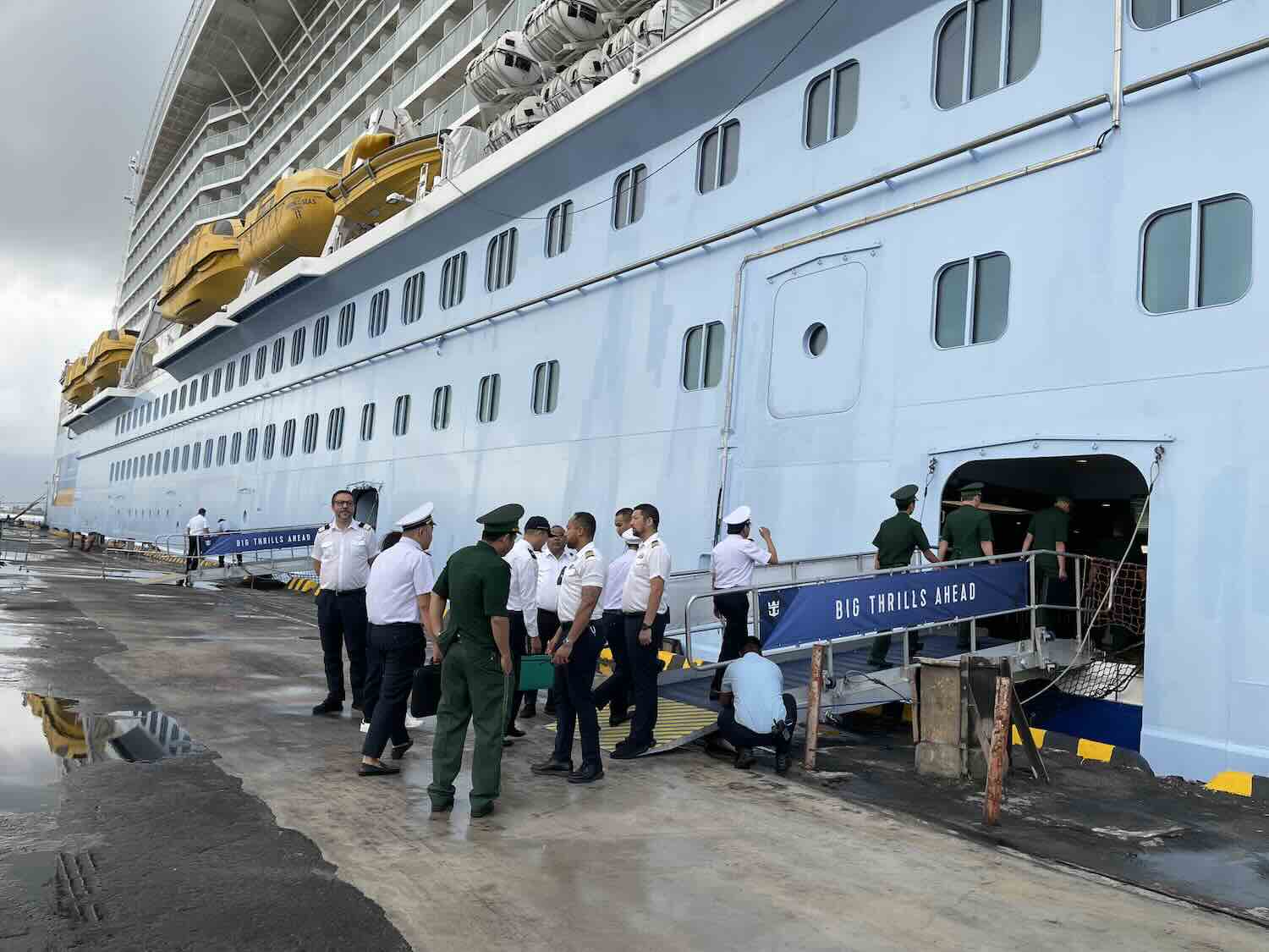 The authorities conducted a medical quarantine for crew members and passengers. Photo: Hoang Thanh.