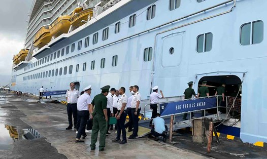 Lực lượng chức năng thực hiện kiểm dịch y tế với thuyền viên và hành khách. Ảnh: Hoàng Thành.