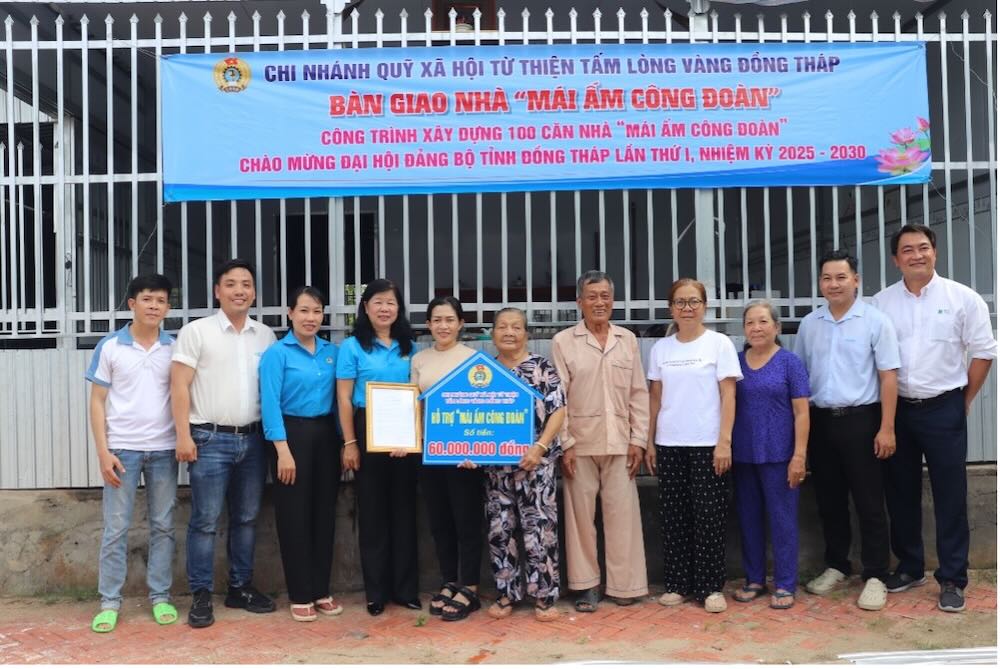 Lanh dao LDLD tinh Dong Thap trao bang tuong trung ho tro “Mai am Cong doan” cho doan vien bi anh huong nha sap do bao so 3. Anh: Luu Hung.