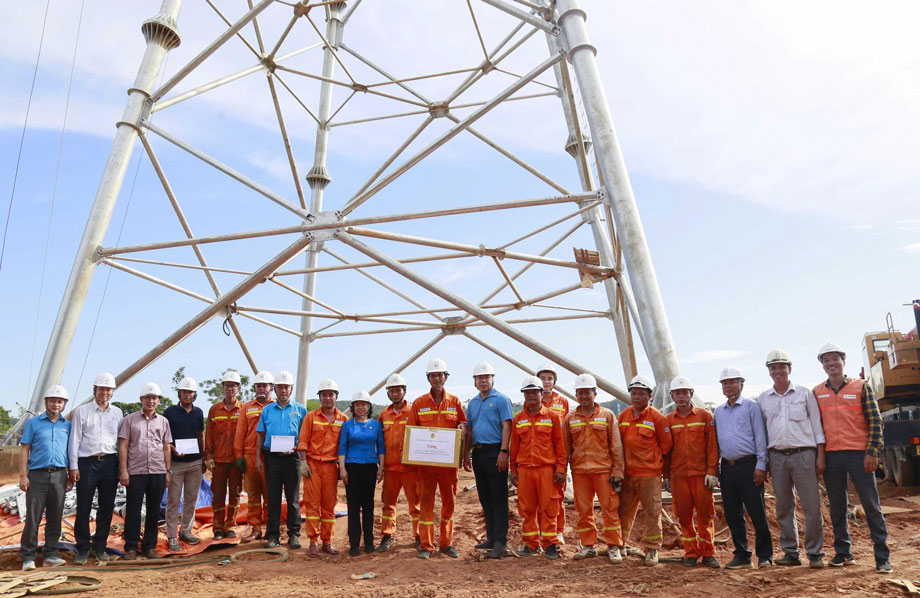 Ngay 8.8.2025, Pho Chu tich Tong Lien doan Lao dong Viet Nam - Thai Thu Xuong cung doan cong tac da den tham hoi, dong vien nguoi lao dong thi cong Du an duong day 500kV Lao Cai – Vinh Yen. Anh: Dac Cuong