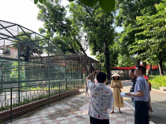 Doan kiem dinh truc tiep xuong hien truong, khao sat va ban bac de tim ra giai phap phu hop nhat cho viec cai tao tung chuong thu. Anh: Thuy Hien. 