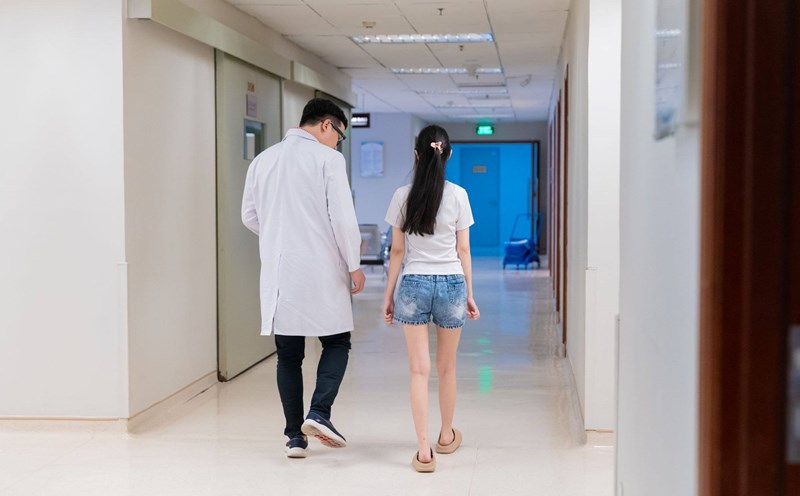 Patient N after replacing the hip joint with 3D printing technology. Photo: Van Trang