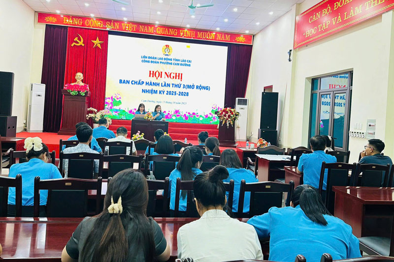 Cam Duong Ward Trade Union held the 3rd Executive Committee Conference (expanded), term 20252028. Photo: Hong Quyen