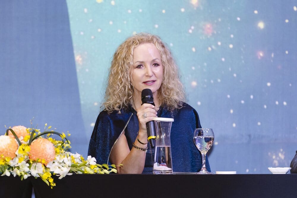 Fionnuala Sherry: Cuoc song gio ban ron, moi nguoi stress va tap trung vao thiet bi dien tu, mang xa hoi nhung that kho neu chi tap trung vao dien thoai hay cham mang xa hoi ma khong nghi toi ban than. Toi mong khan gia tim thay su binh an trong tam hon va am nhac se de dang tim thay su binh yen do. Anh: Ban to chuc