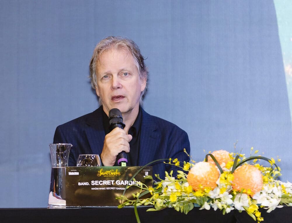 Rolf Løvland: Day se la chuong trinh doc nhat vo nhi va se co su ket hop nhung ca khuc moi voi nhung ca khuc khan gia da quen thuoc nhu: Nocturne, Songs From A Secret Garden - do la cac cac pham cac ban dieu biet va hay cho doi dieu bat ngo chung toi mang toi cho cac ban. 