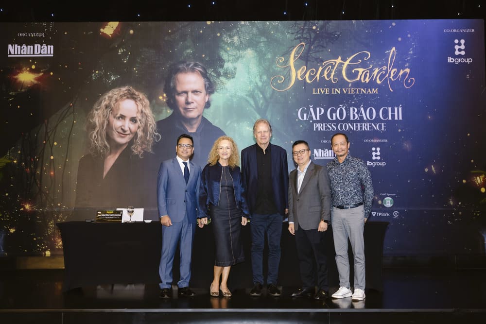 ハノイでの記者会見でのSecret Gardenグループ。写真:主催者