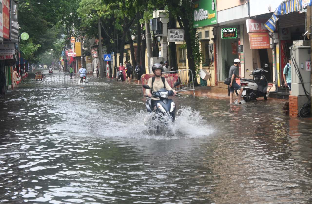 Nhieu tuyen pho o Ha Noi hoa thanh “song” sau con mua lon do anh huong cua bao so 11. Anh: Thanh Nhan