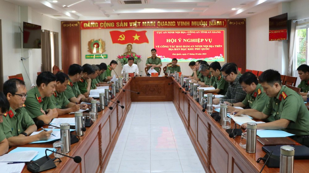 Buổi hội ý nghiệp vụ về công tác bảo đảm an ninh trên địa bàn đặc khu Phú Quốc. Ảnh: Tiến Dũng