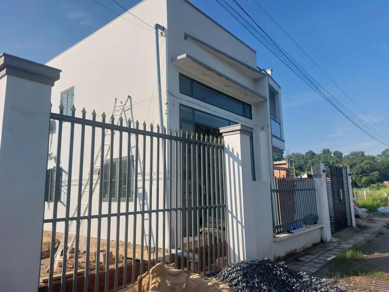 「Than den」は、他人の土地に誤って建てた家を正しい場所に移動するために建設中です。写真:Duong Binh