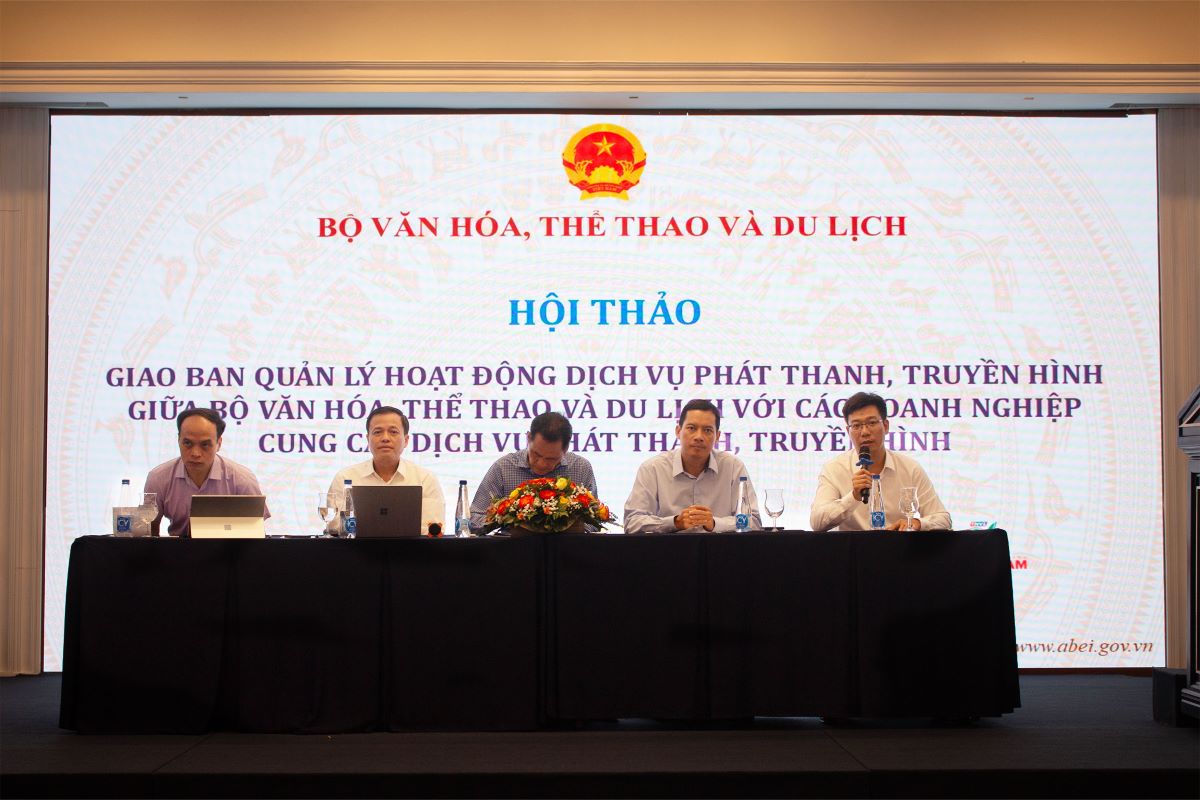 Delegates enthusiastically discussed hot issues on radio and television service activities. Photo: Hao Hoang