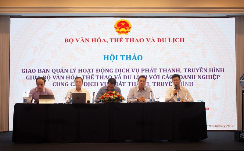 Delegates enthusiastically discussed hot issues on radio and television service activities. Photo: Hao Hoang
